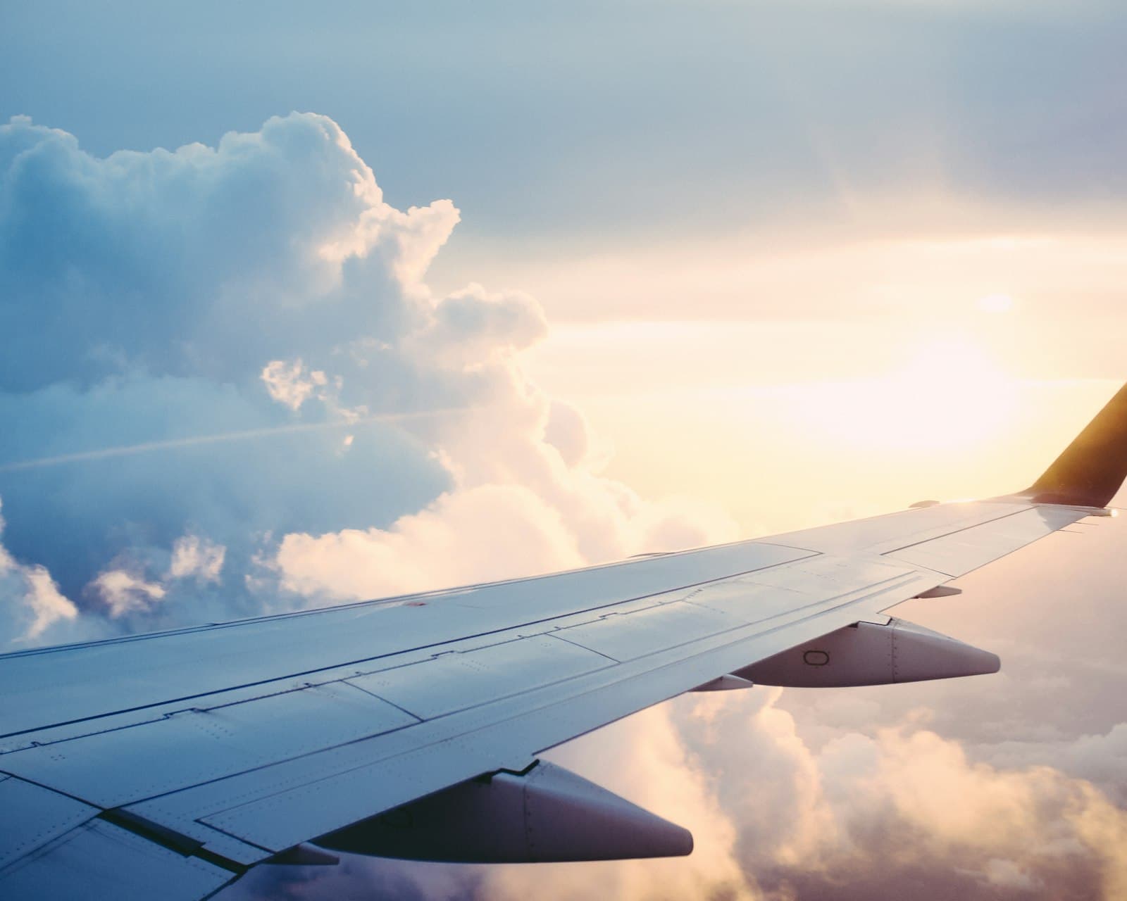 これから旅に出発する、明るい空港のシーン